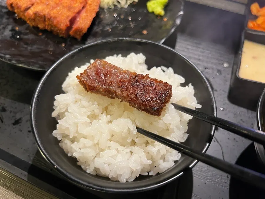 더블정식에 남아 있는 규카츠 한 줄