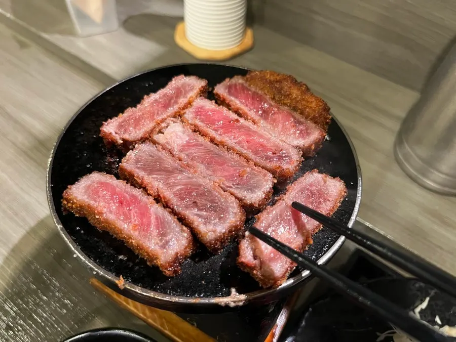 불판 위에 여러 점 올린 규카츠