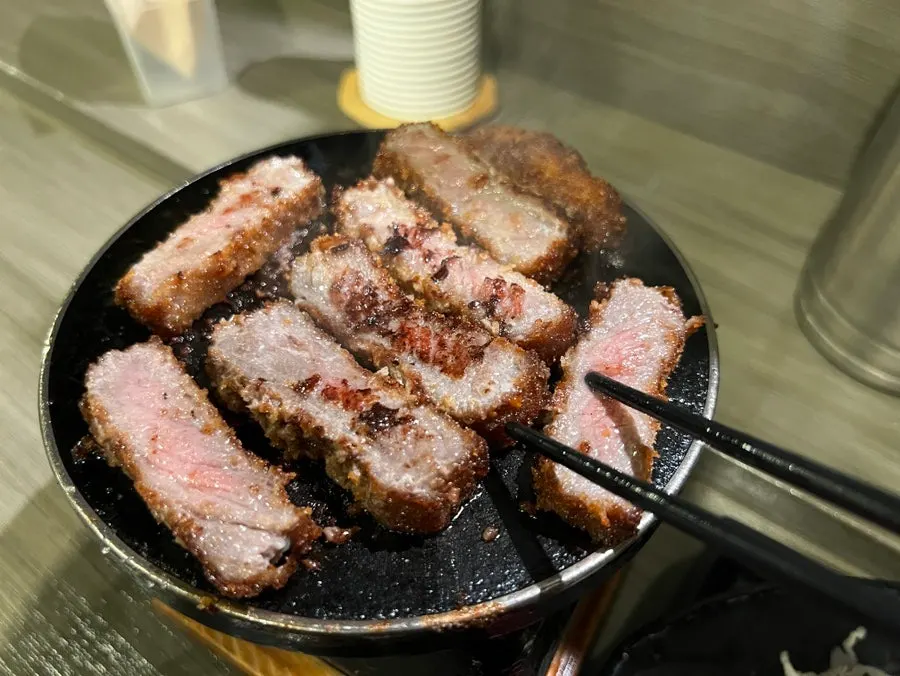 불판 가득 구워지는 규카츠