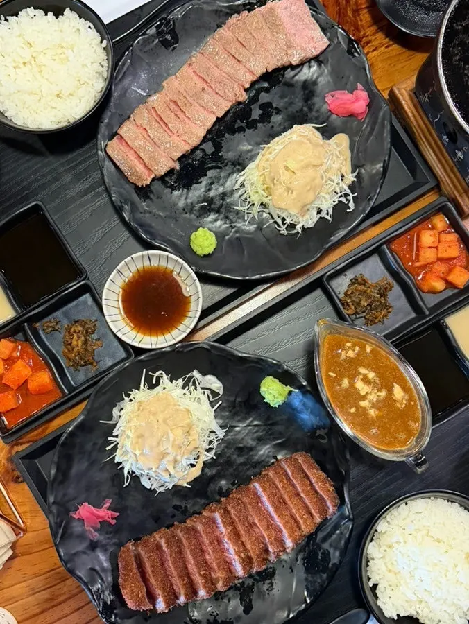 테이블 키오스크로 주문하는 모습