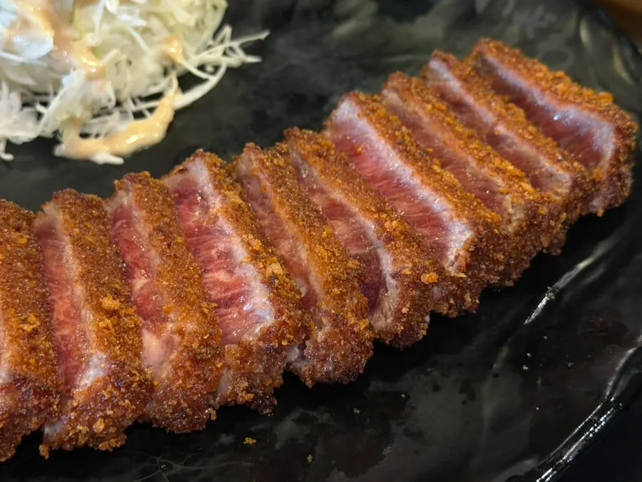 마블링이 보이는 채끝살 규카츠 단면