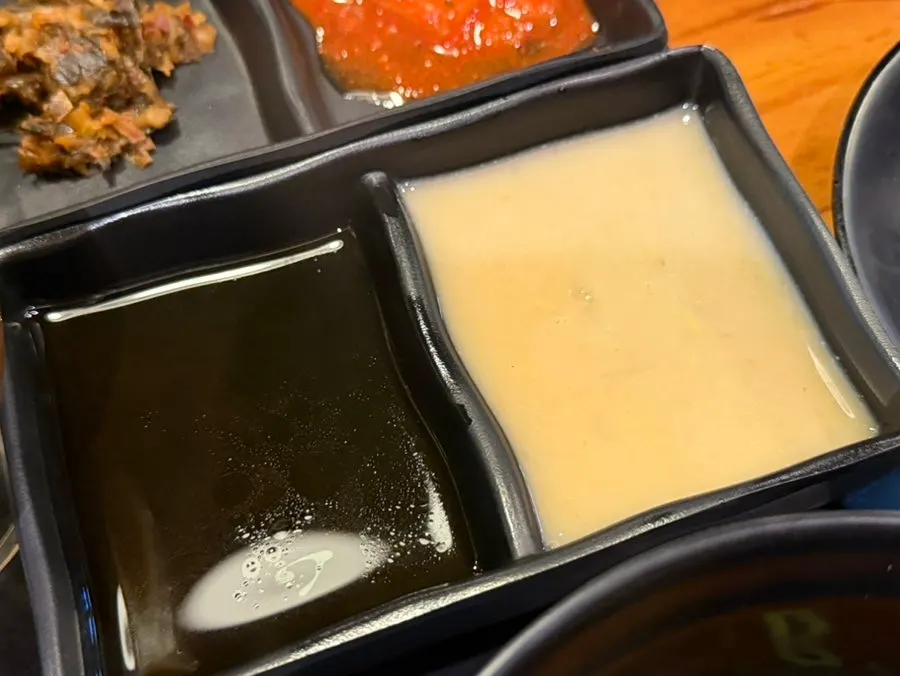 화로에 고기 한 점을 올려 굽는 모습