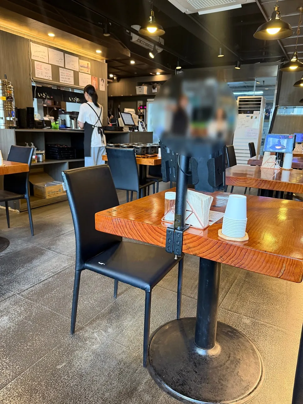 Table seating suited for small groups