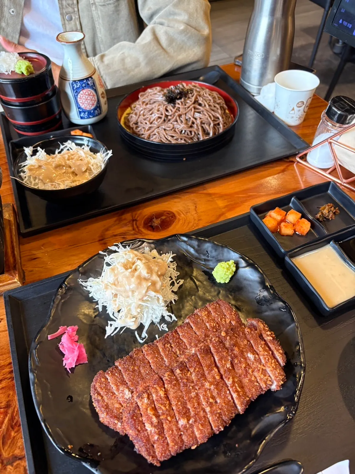 Gyukatsu double and pan-momil placed together on the table