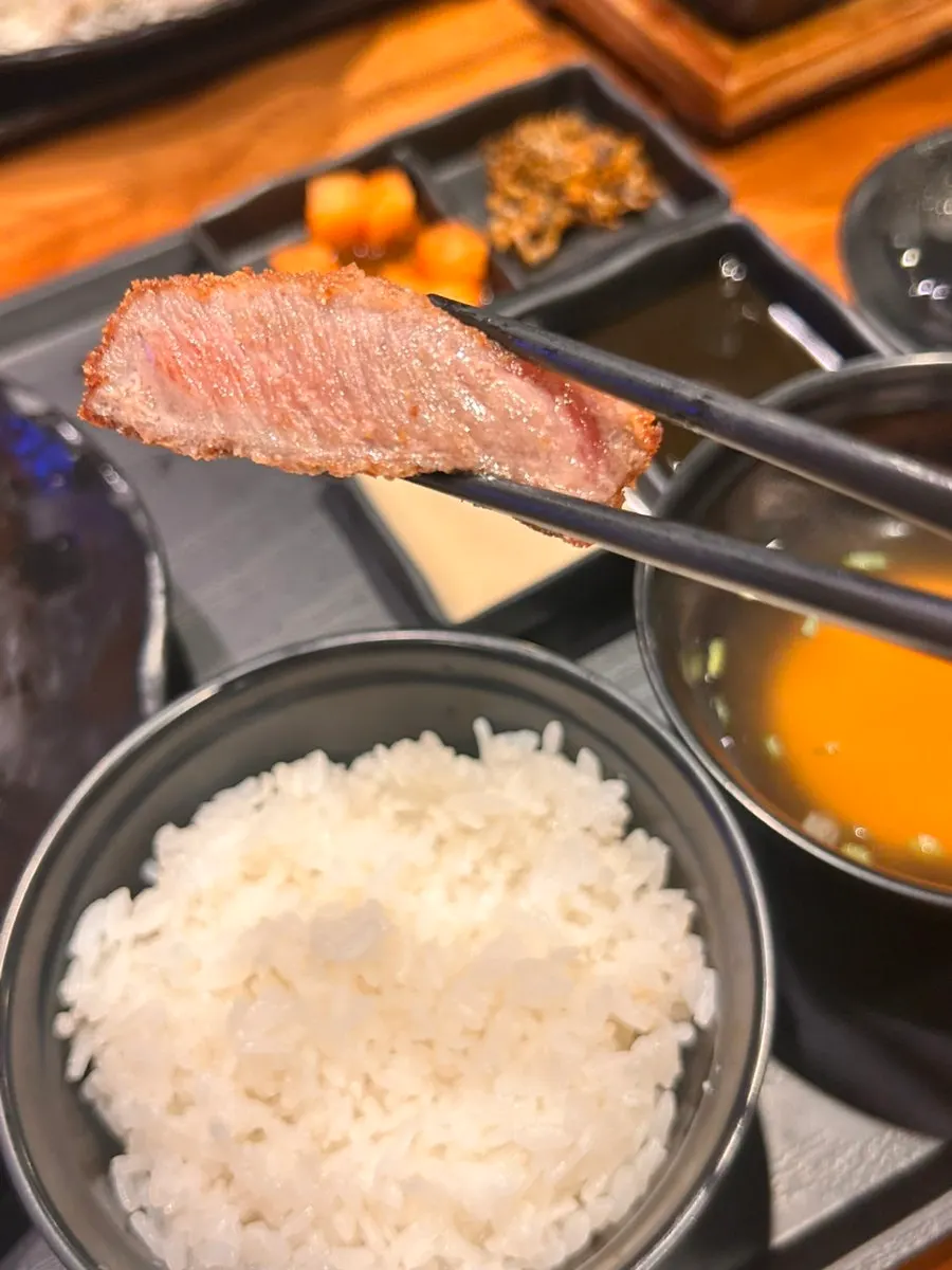 Sirloin gyukatsu grilling on the plate