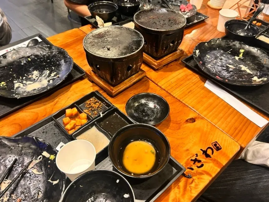 Empty Izawa table after all four finished their meal