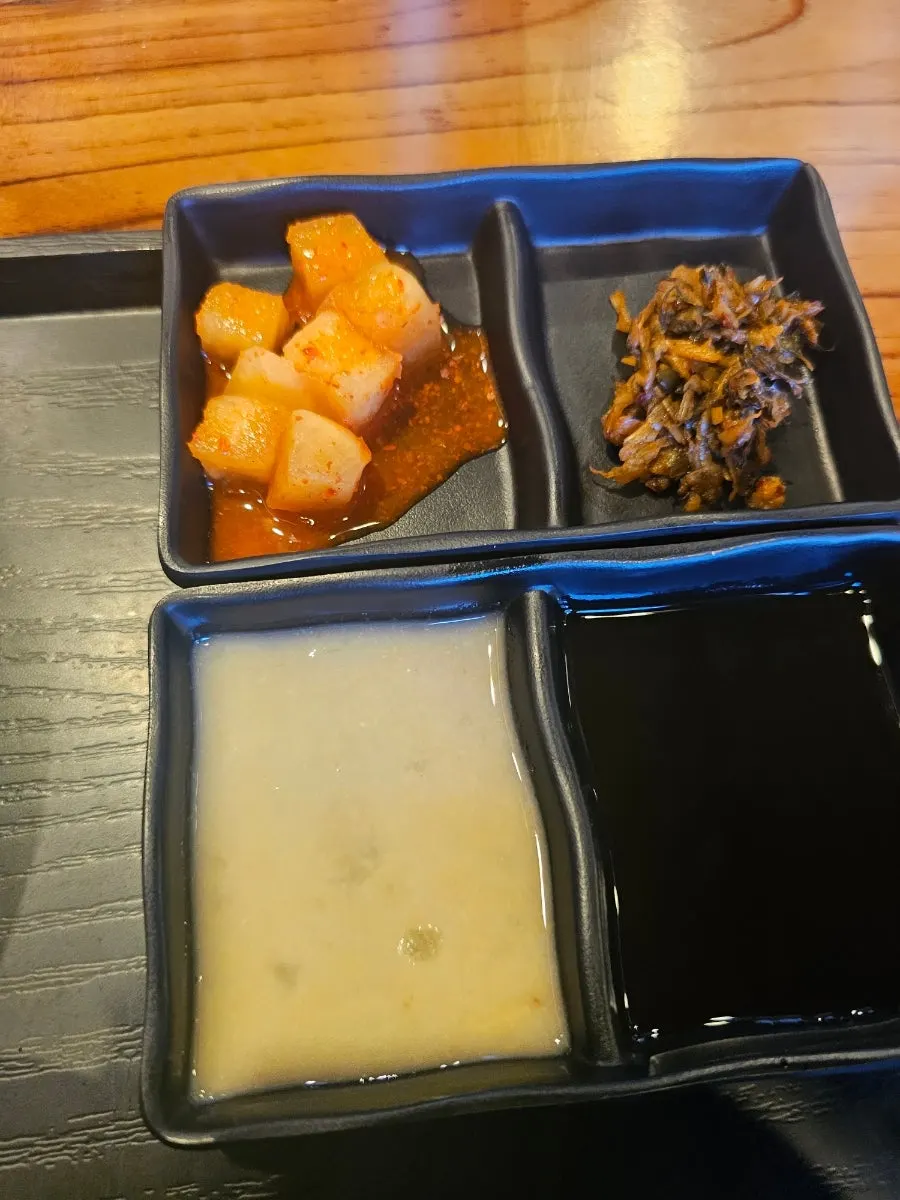 특제 소스와 곁들임이 놓인 테이블
