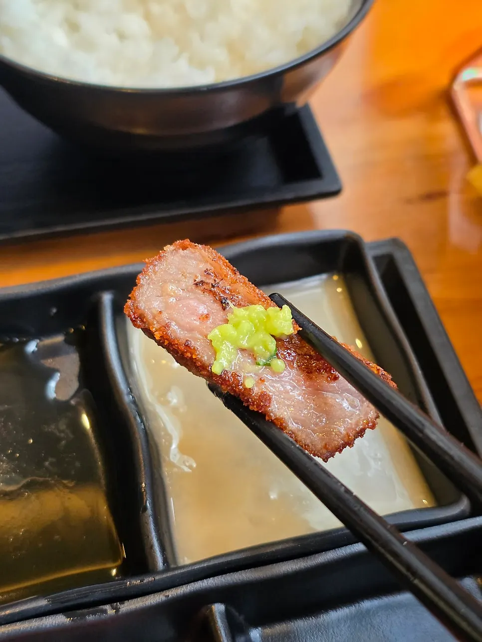 와사비를 올린 규카츠 한 점