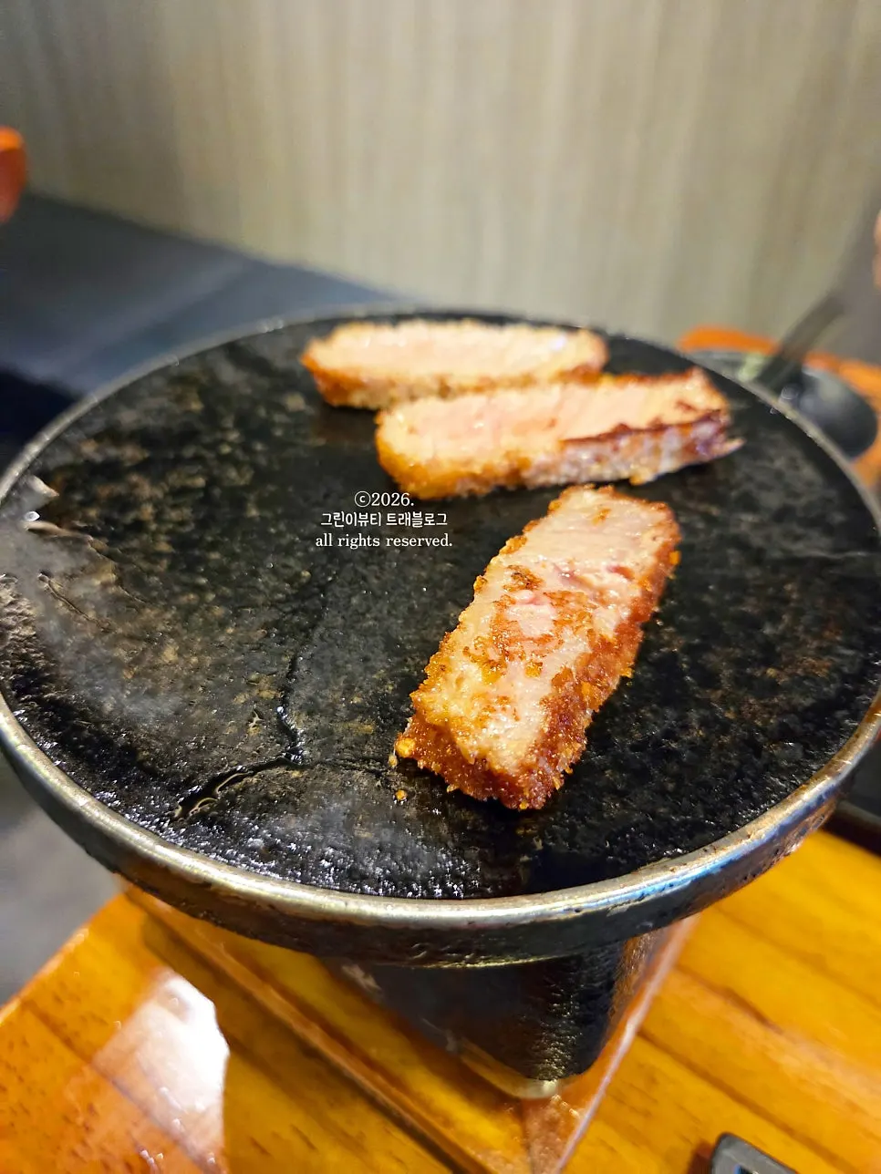 화로에 규카츠를 올려 굽는 모습