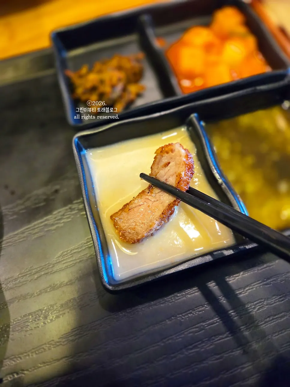 소스에 듬뿍 찍은 규카츠