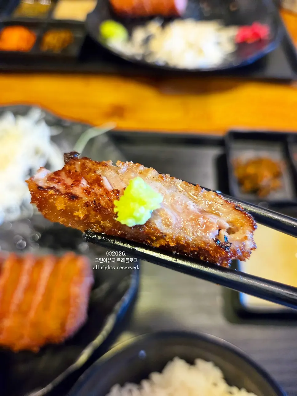 고추냉이만 얹은 규카츠 한 조각