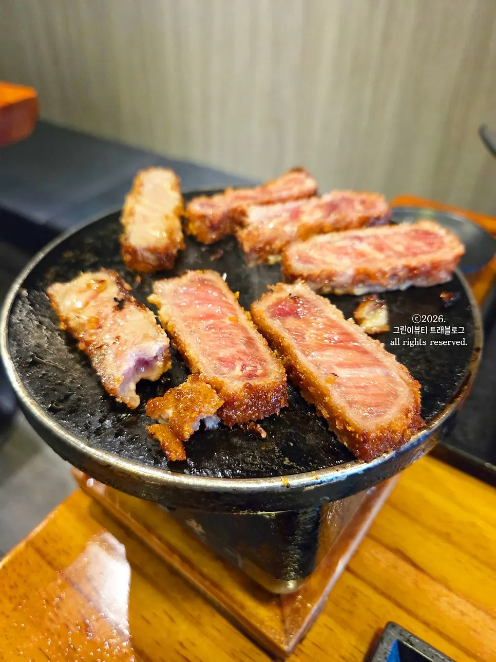 화로에 여러 조각을 한 번에 구운 규카츠