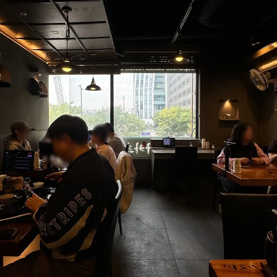 Window seats along Izawa's floor-to-ceiling windows