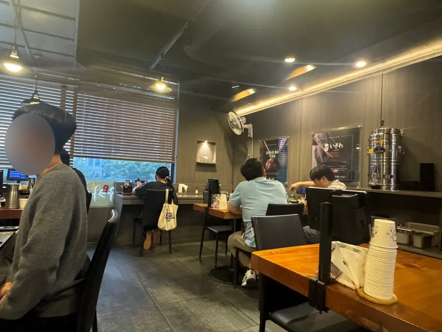 은은한 조명의 이자와 여의도직영점 내부