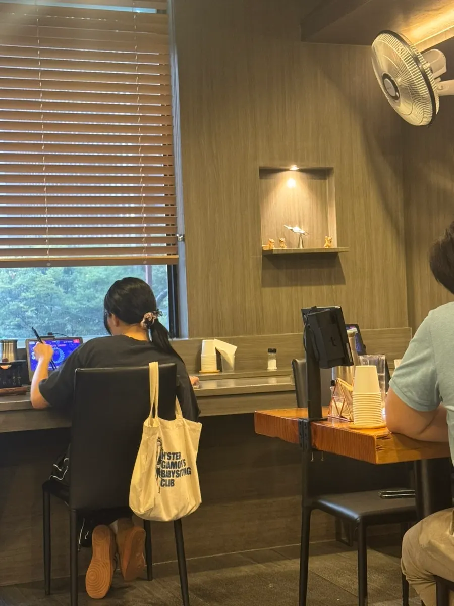 2인석과 혼밥 좌석이 있는 매장 내부