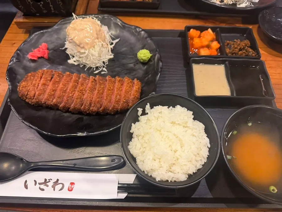 밥과 미소시루, 샐러드가 놓인 규카츠 정식