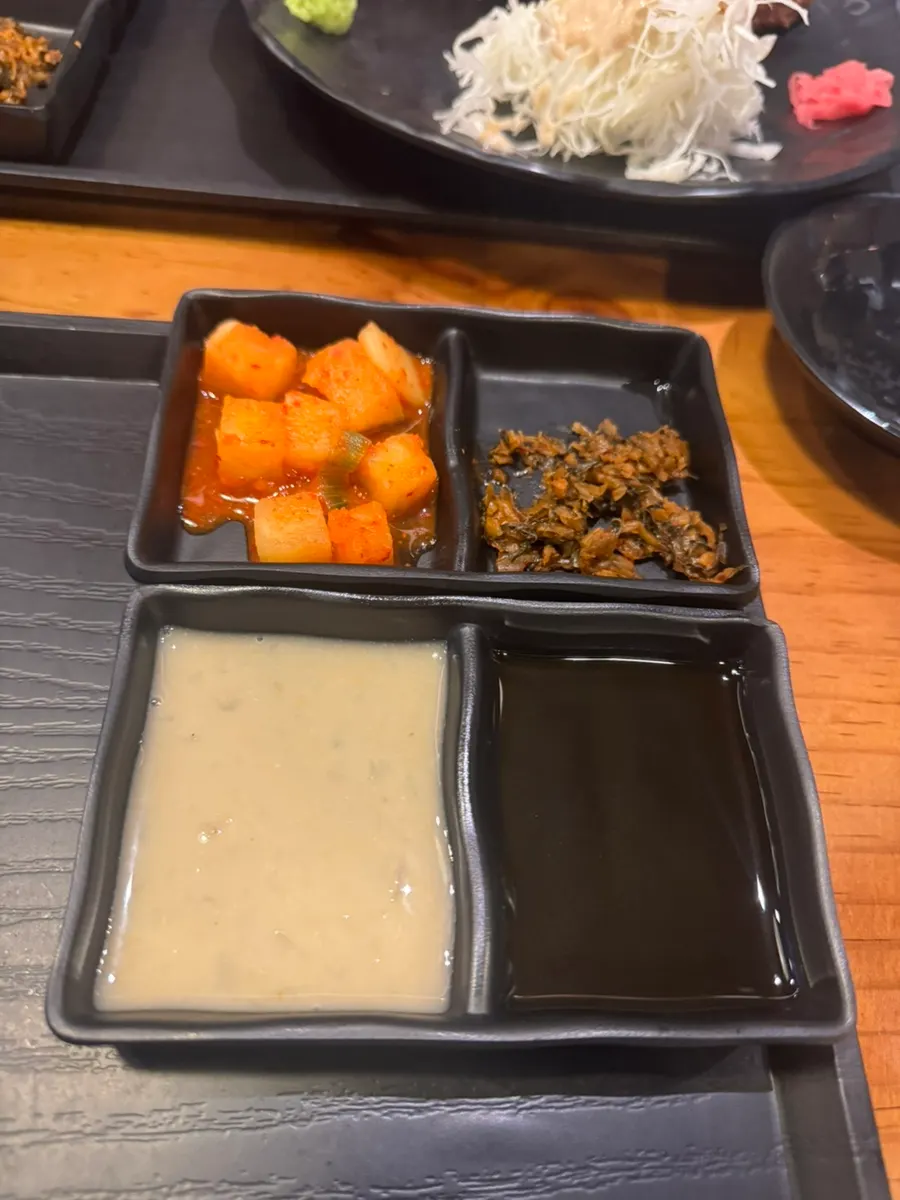 깍두기와 무침 반찬, 소스 2종