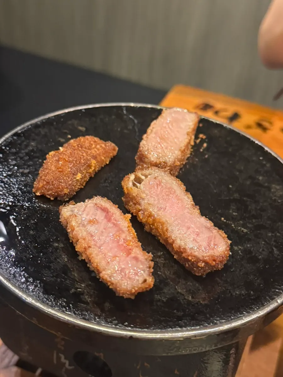 미니 화로 위에 올린 규카츠