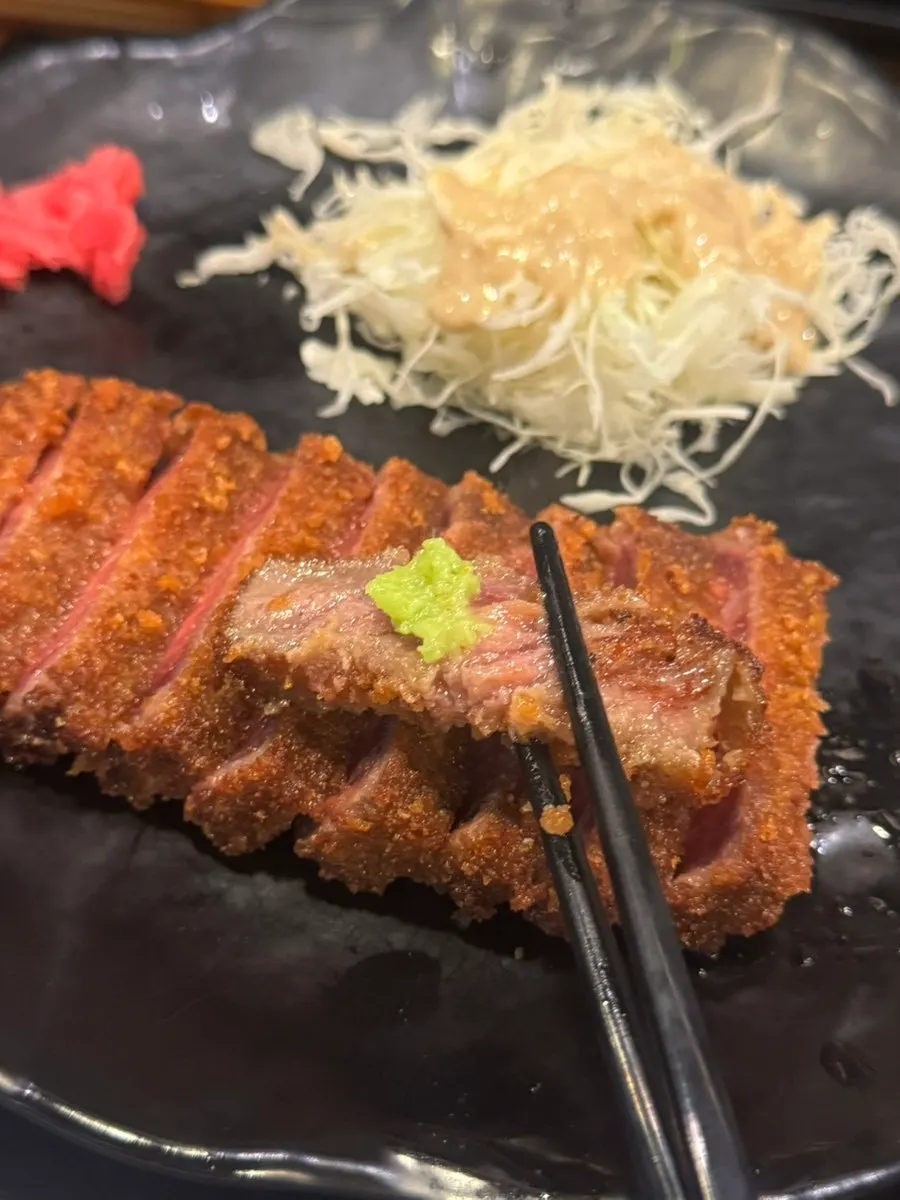 화로에서 구워지는 규카츠 단면