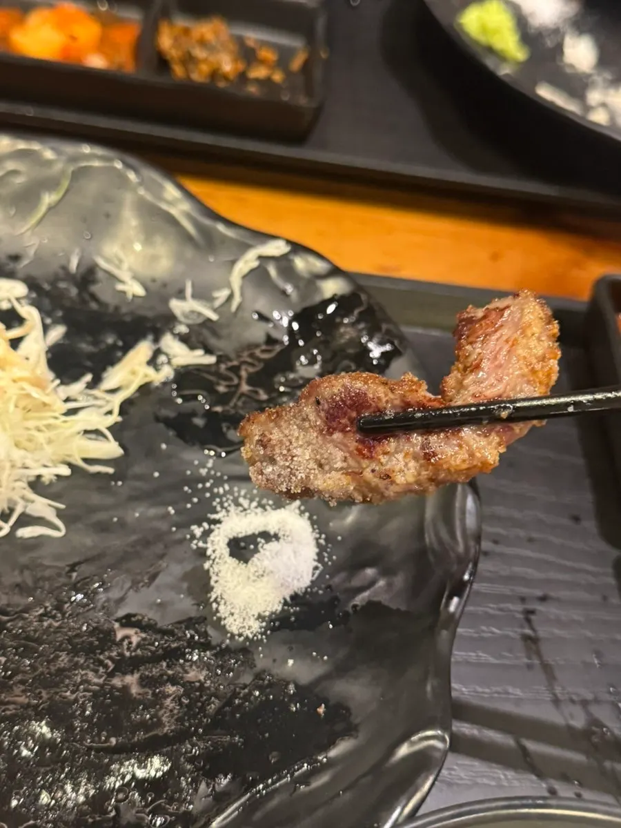 소금에 찍어 먹는 규카츠 한 점