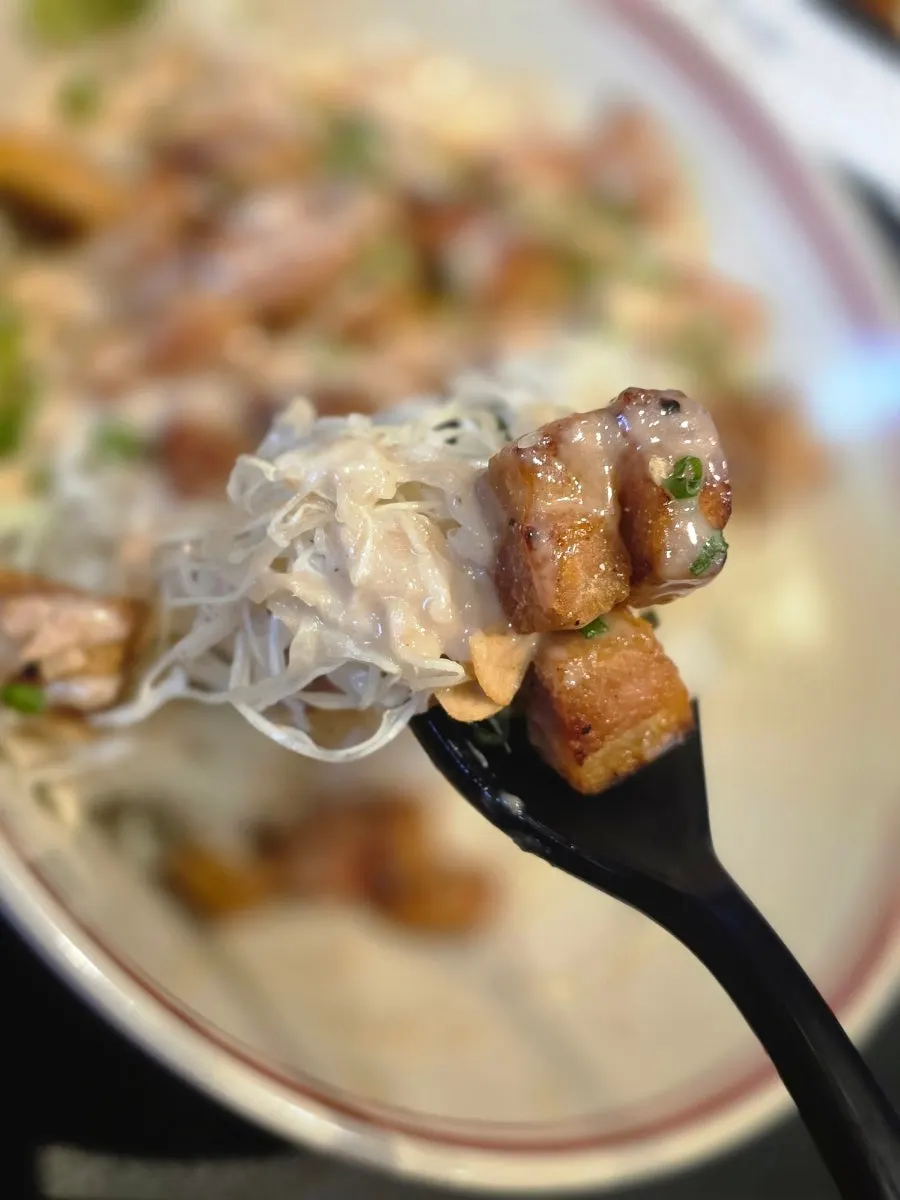 Pork jowl and cabbage in the dontoro-don