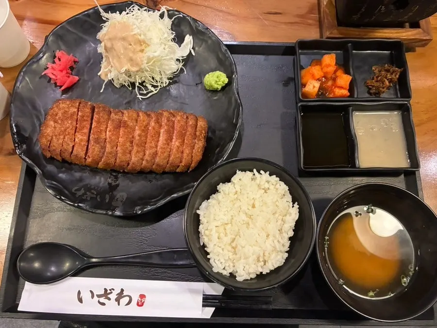 Izawa's gyukatsu set on the charcoal brazier