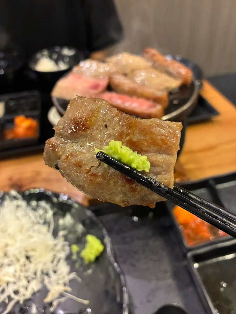 Izawa's steki set on a plate