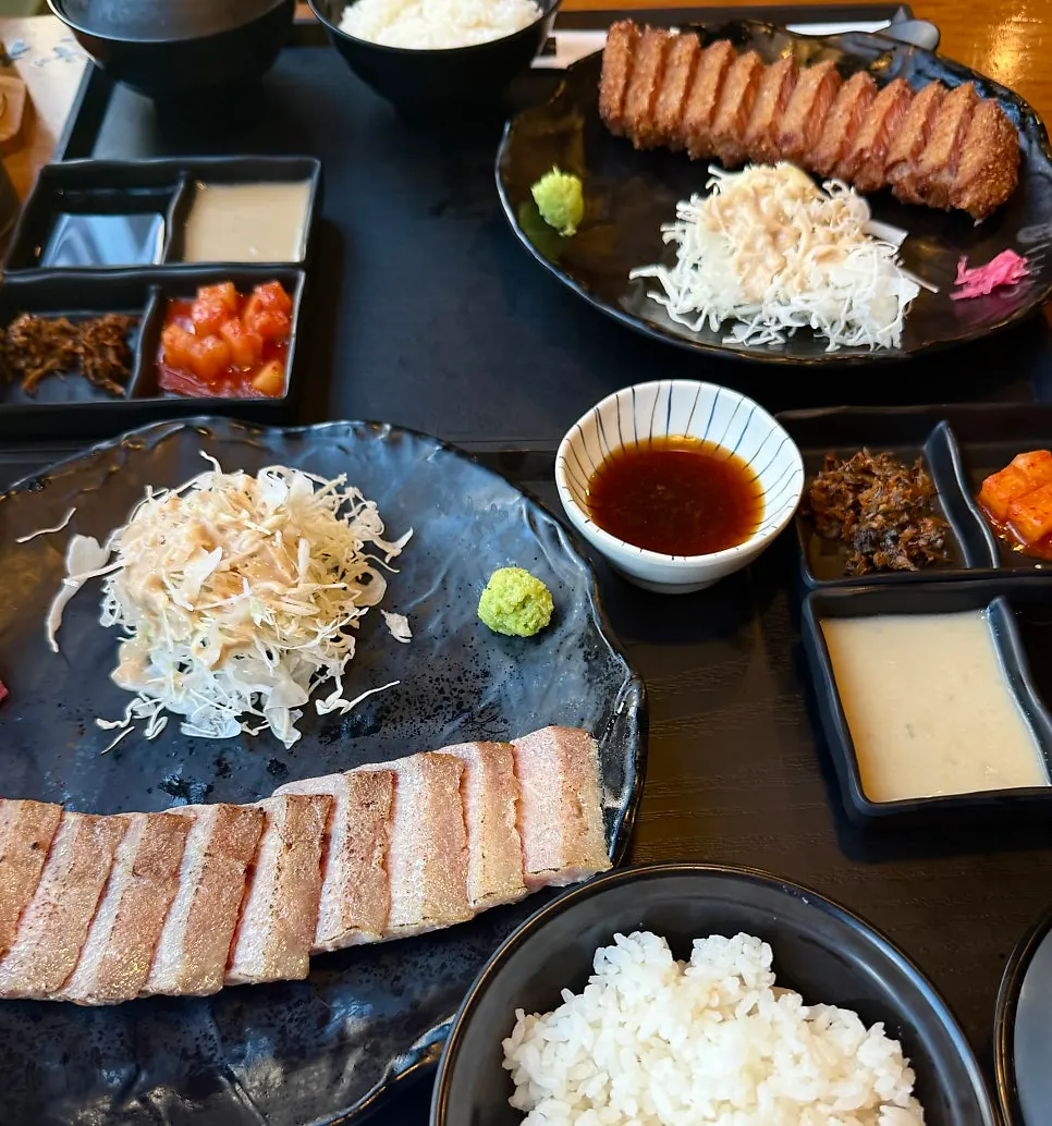 규카츠 정식과 스테키 정식이 놓인 2인 상차림