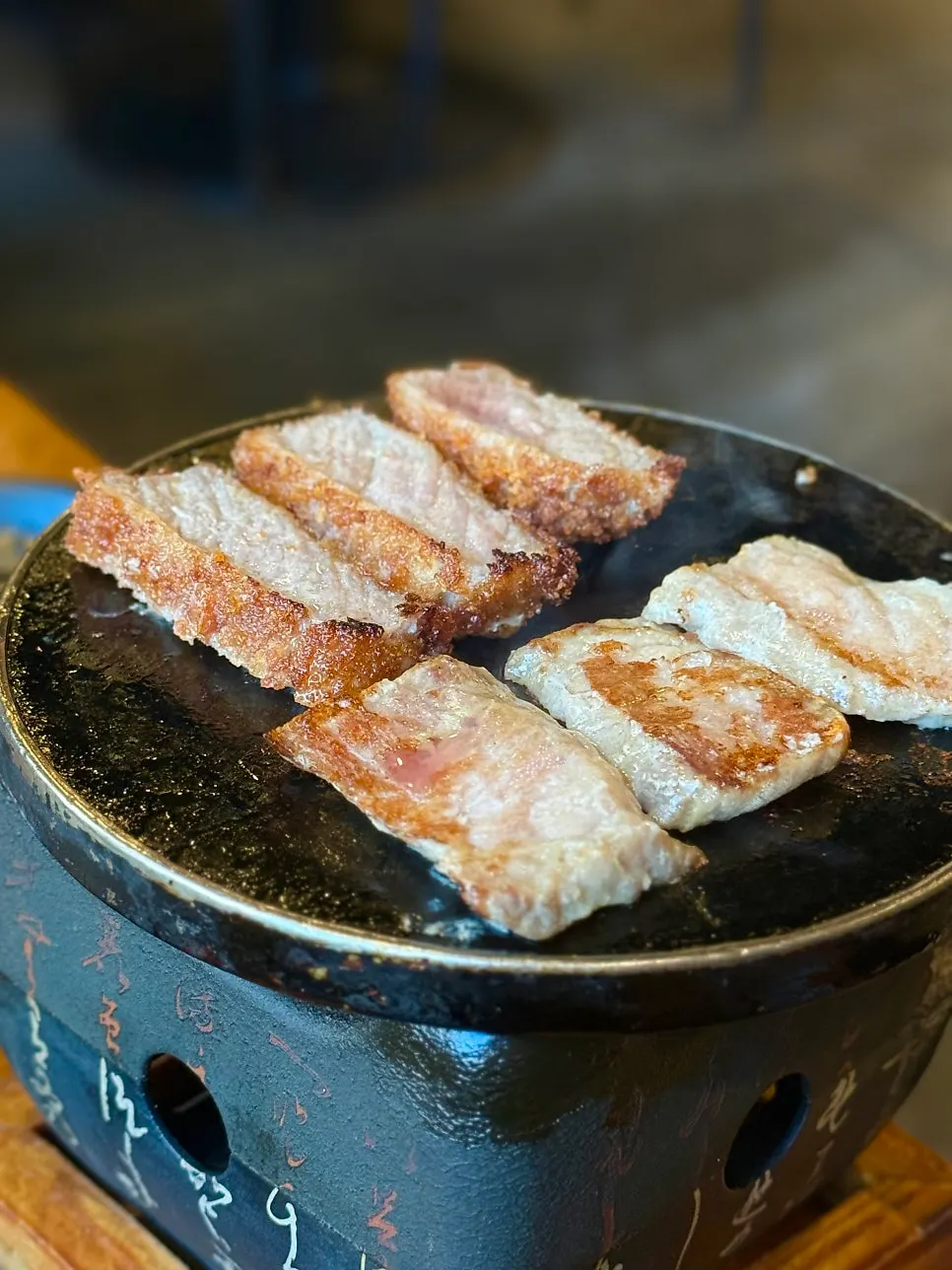 테이블 미니 화로에 올려 굽는 규카츠