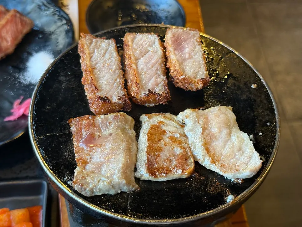 와사비를 올린 구운 규카츠 한 점