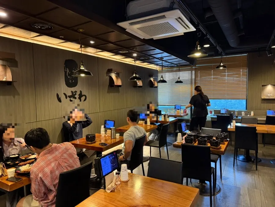 원목 톤 인테리어의 이자와 여의도직영점 실내 테이블