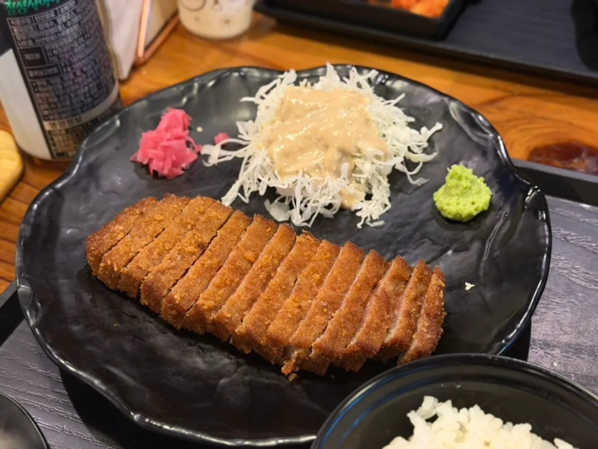 규카츠와 샐러드, 생와사비, 깍두기가 놓인 규카츠정식 한 상