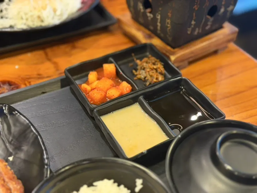 특제 간장소스와 마요소스 두 가지 소스