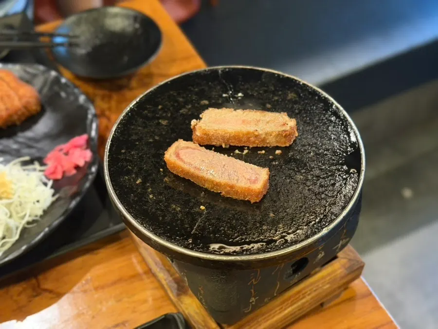 미니 돌판 화로에 규카츠를 올려 굽는 모습