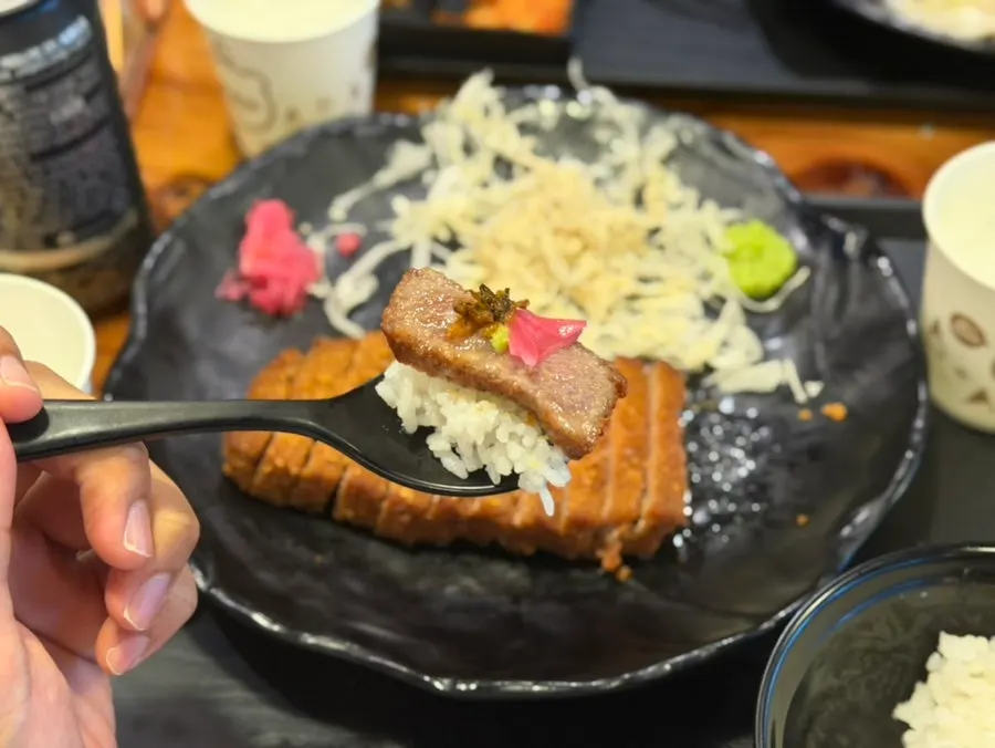 생와사비와 간장소스를 곁들인 규카츠 한 조각