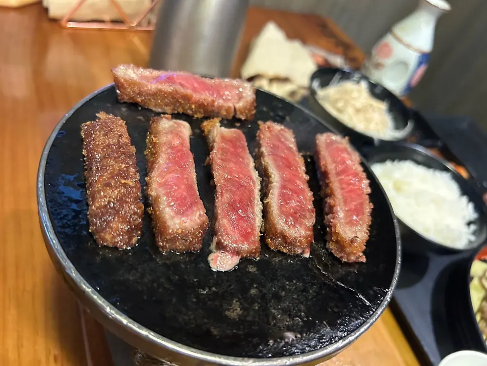 Cross-section of gyukatsu grilled on the charcoal grill