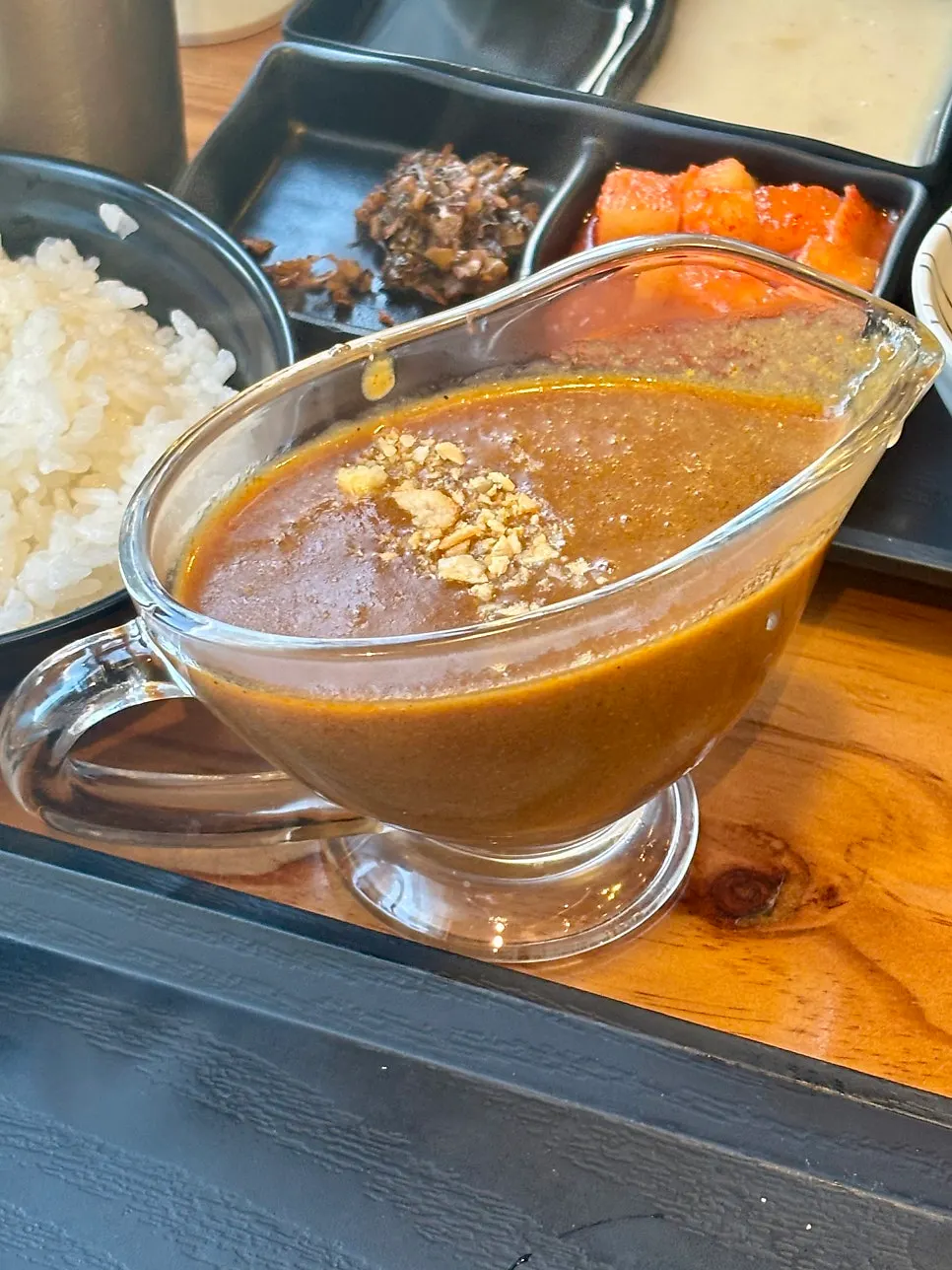 미니카레와 공기밥을 함께 먹는 모습