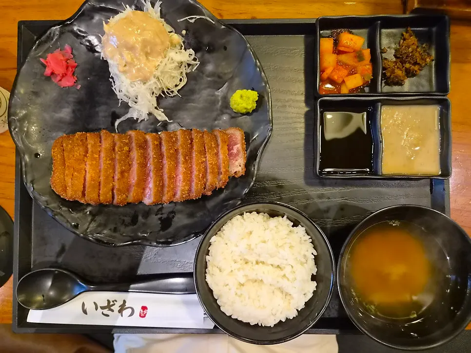 정갈하게 차려진 규카츠정식 한 상