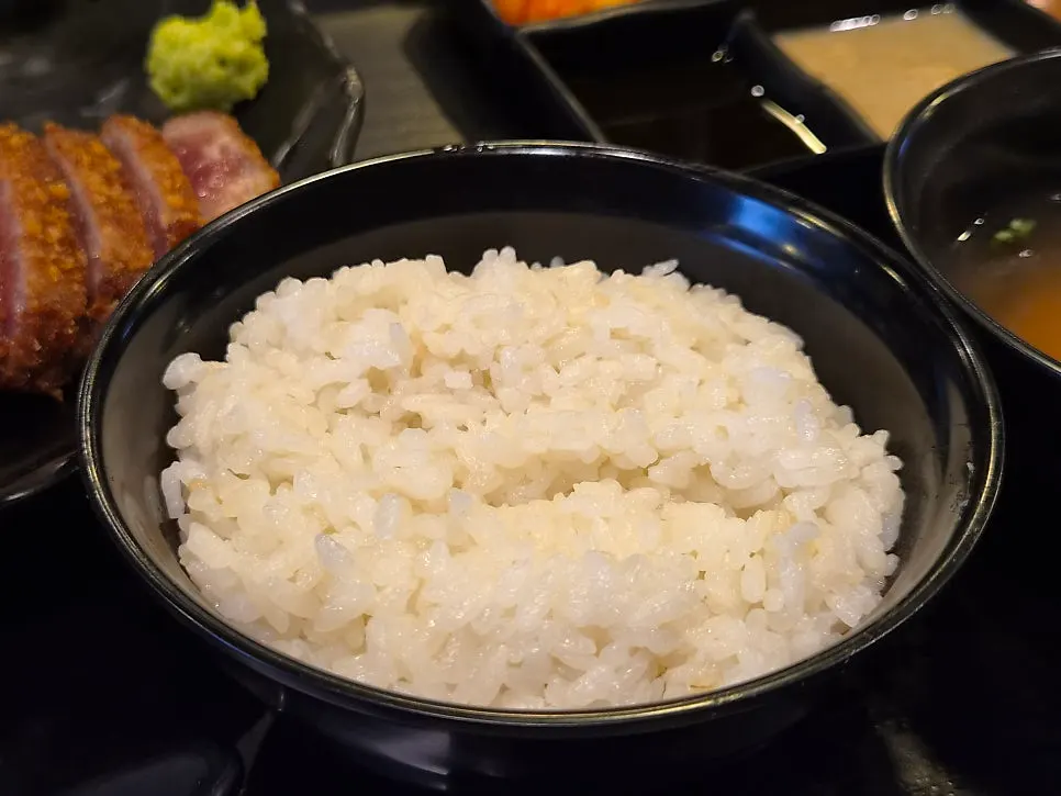 고봉밥 스타일로 담긴 정식 공기밥