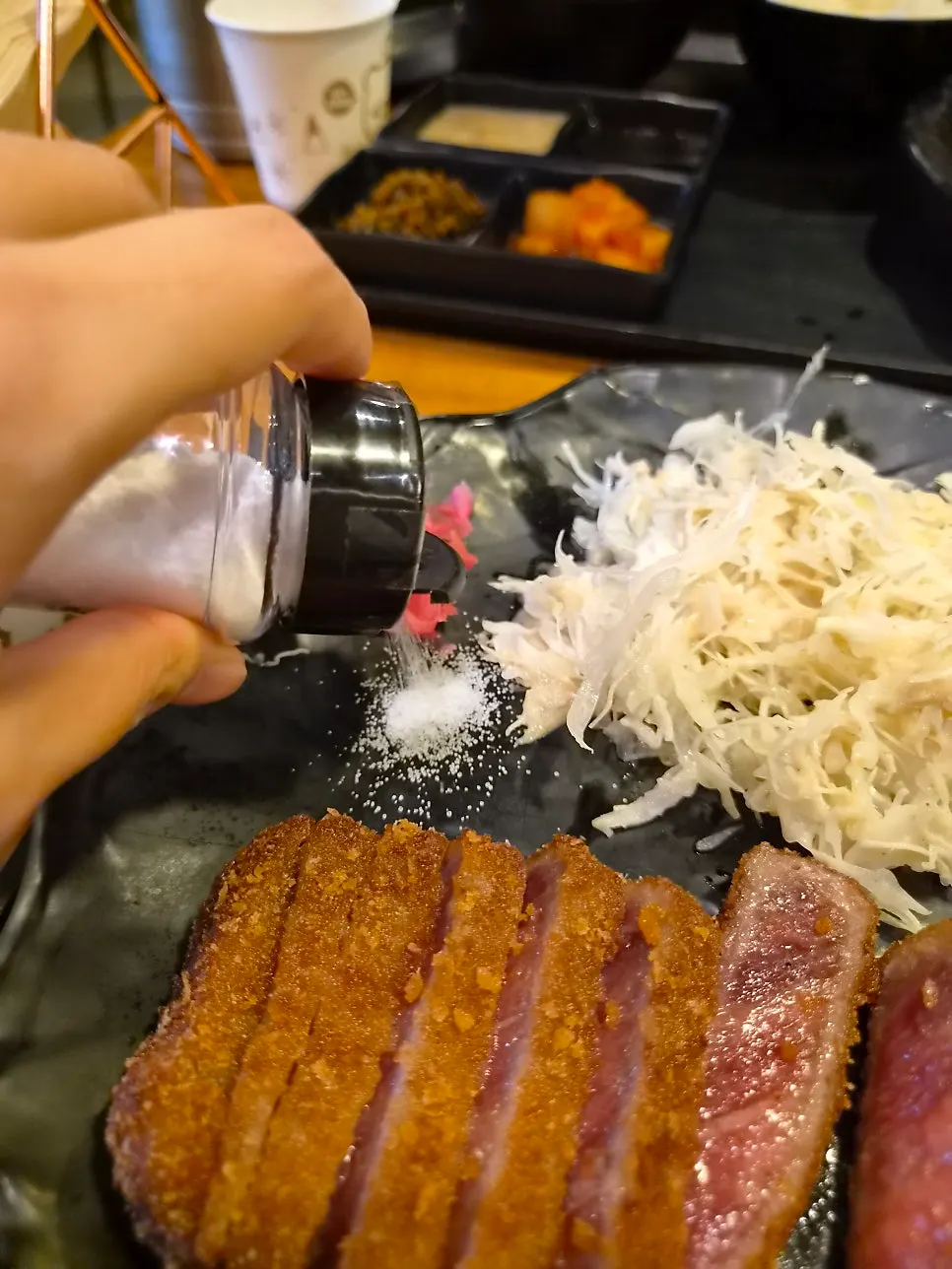 겉면이 노릇하게 익은 규카츠