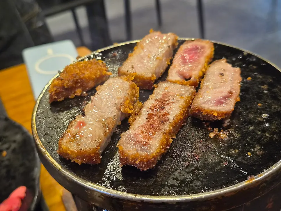 밑반찬과 간장·마늘참깨 소스 구성