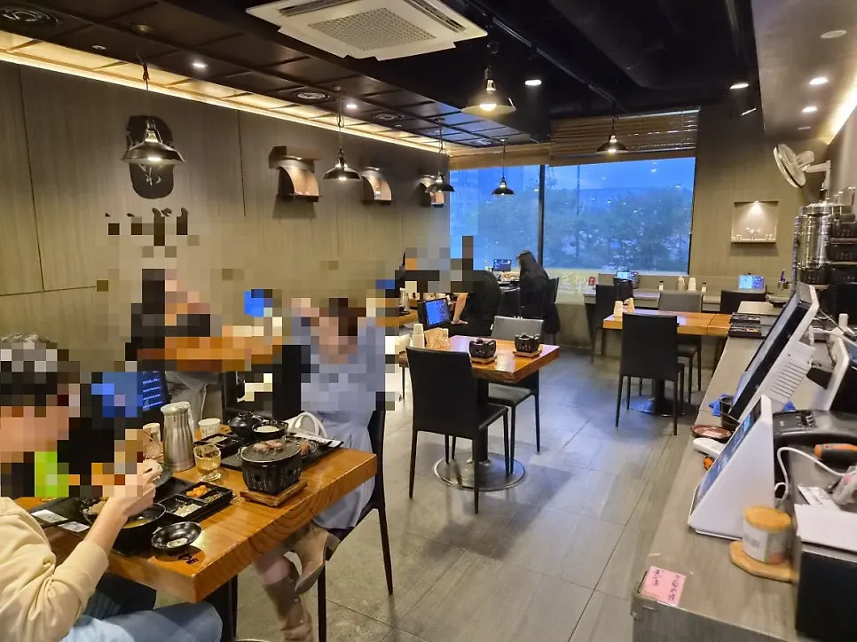 2인석 위주로 놓인 이자와 내부