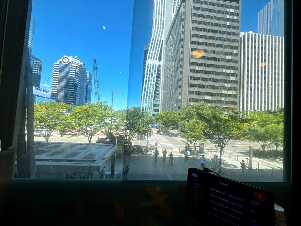 Floor-to-ceiling window seats with a view of Yeouido