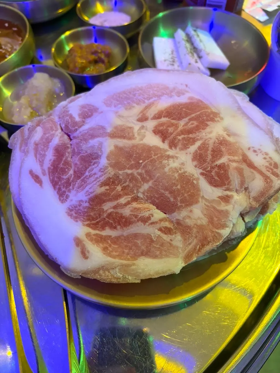 불판에 구워먹는 치즈와 삼겹살
