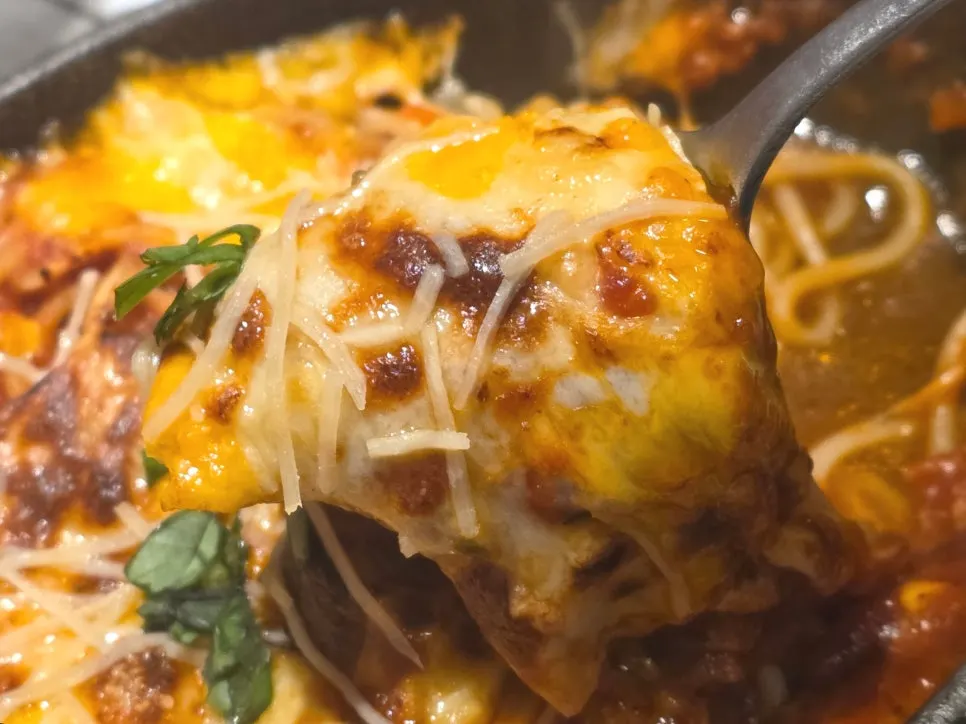 토마토 치즈 파스타 면 클로즈업
