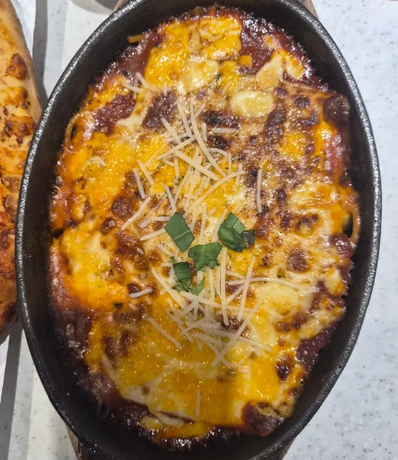 치즈가 녹아 있는 토마토치즈스파게티