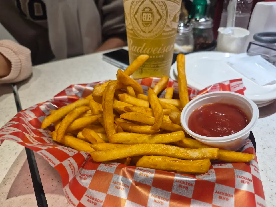 French fries, the first dish to arrive