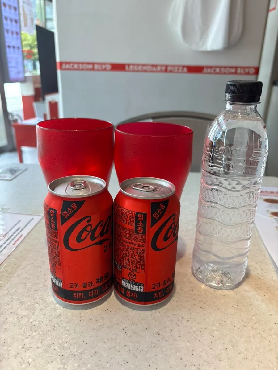 Two zero-sugar colas served with an ice cup
