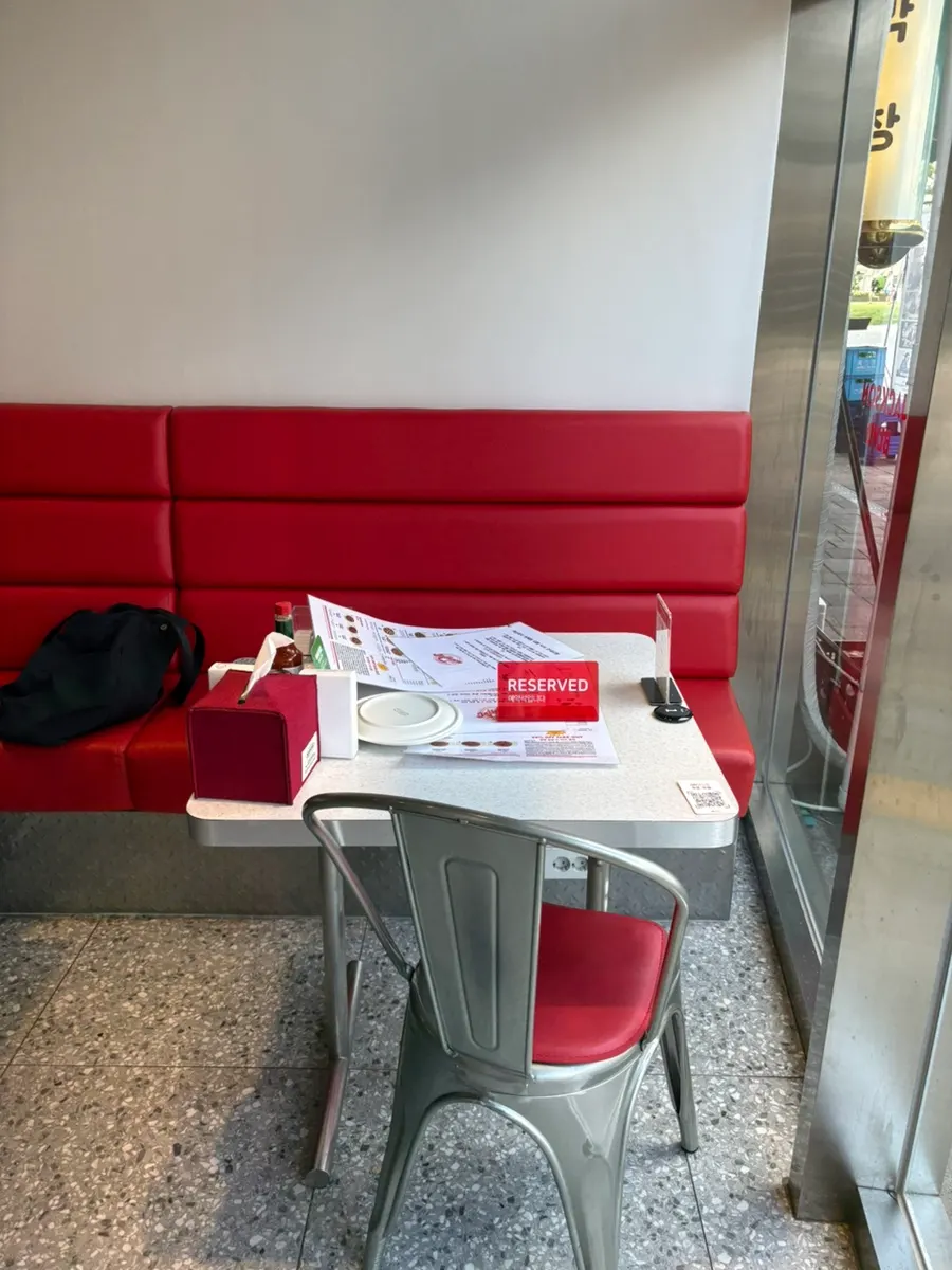 Window seat for two and American-style interior at Jackson Pizza Wirye Branch