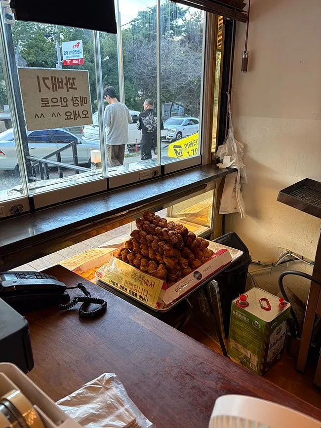 매장 옆 야외 테이블 좌석